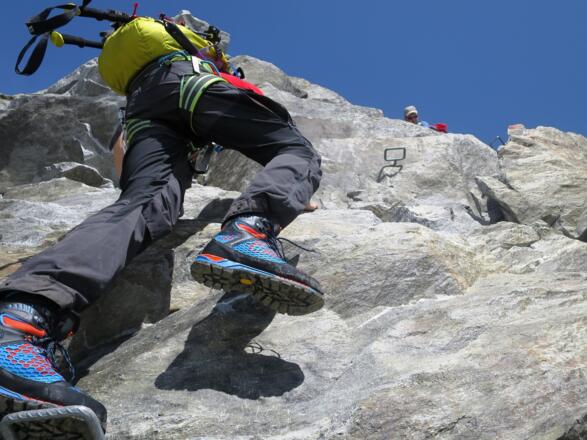Eisenbügel wie auf Klettersteigen gibt es (zum Glück) nur sehr wenige.