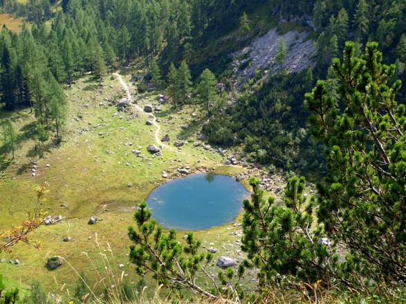 Tiefblick zum Brunnsteinersee von der Wegabzweigung um 1855m