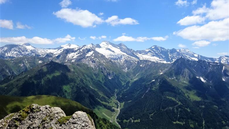 Blick nach Südosten, zu (v.l.n.r.) Hoher Riffler, Gefrorne Wandspitzen, Großer Kaserer, Olperer, (3476 m),  Fußstein, Schrammacher und Sagwandspitze.