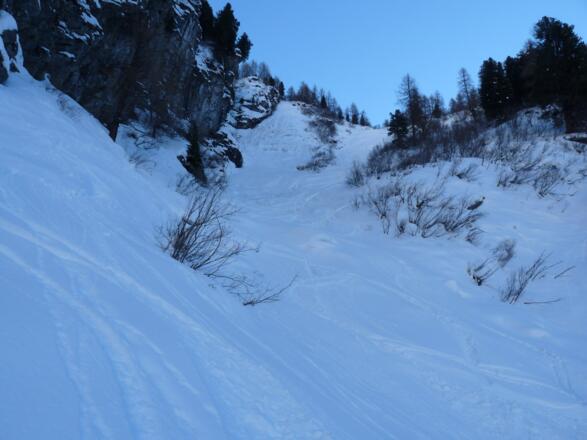 Die steile Abfahrt über den zugeschneiten Wasserfall (r.) ist geschafft.