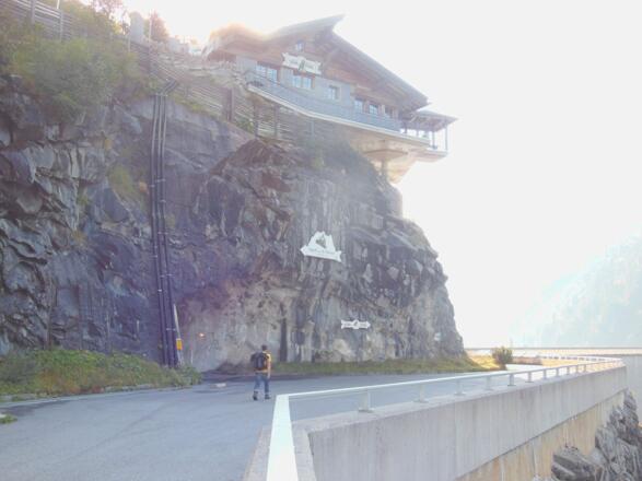 Auf der Staumauerkrone