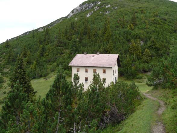 Einkehrmöglichkeit am Schartlehnerhaus gibt es keine.