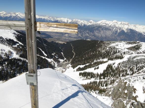 ... ist der unspektakuläre Gipfel erreicht. Unten die Axamer Lizum.