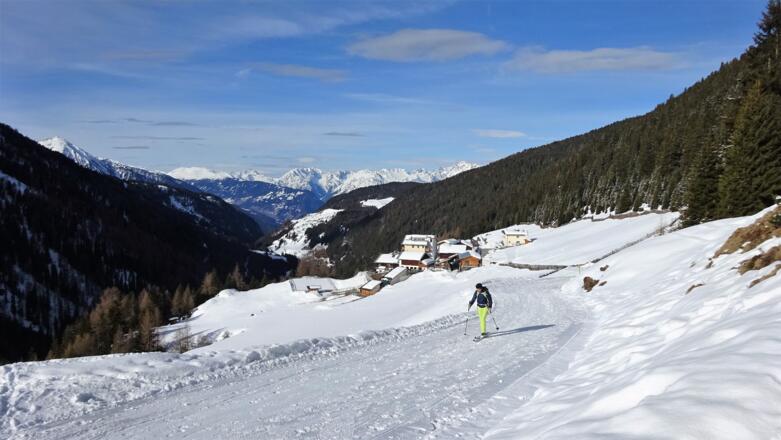 Start auf der Forstraße/Rodelbahn. Unten der Weiler Marlstein.