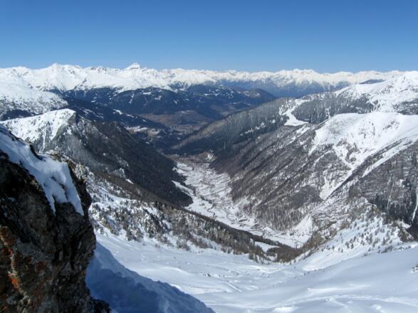 Blick vom Schidepot über  das gesamte Aufstiegsgelände und das Valsertal