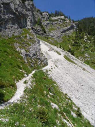 Die Geröllfelder und die vielen kleinen Kalksteine stellen sich als anstrengend heraus.