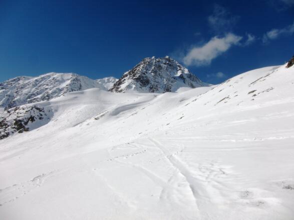 Die Osthänge nach der ersten Zwinge über die der Steintalboden erreicht wird.