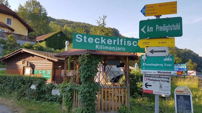 Start beim Kilimandscharo Grill am südlichen Ortsende von Plesching, hier gibt's Steckerlfisch und andere Grillspeisen