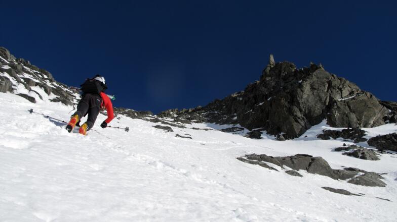 Oftmals zu Fuß stapfend, bei sehr guter Schneelage auch mit Spitzkehrentechnik machbar.