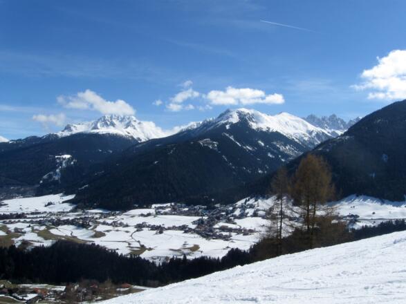 Blick über das westliche Mittelgebirge, Grinzens und Axams mit dem Hoadlkamm und dem Senderstal. Im Hintergrund die Nockspitze.