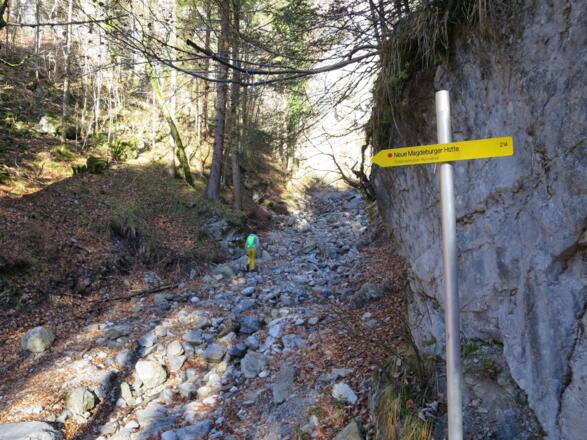 Den Weg zur Magdeburger Hütte verlassen wir nach wenigen Metern - ab nun sind Klammgrund und Bachbett unsere Wegweiser.
