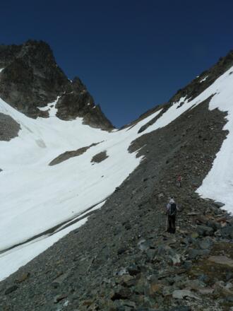 Der Weg verläuft auf der Seitenmoräne (umgekehrte Richtung)