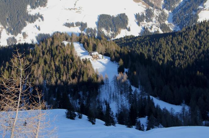 Blick vom Sattel zurück zur Kleinarler Hütte