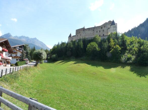 Wie eine Festung thront das Schloss Naudersberg über dem Ort Nauders.