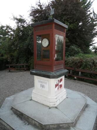 Eine historische Wetterstation vor dem Stift St. Florian