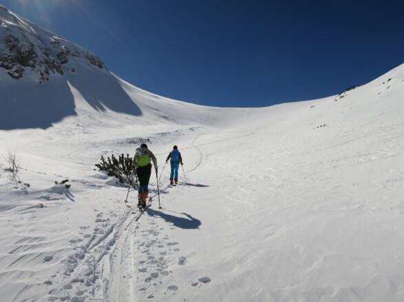 ... und durch diese unschwierig weiter aufwärts.