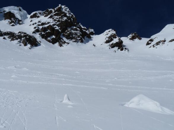 Die Steilrinne zum Gipfel ist vom Anstieg durch das Lange Wannenkar gut einsehbar.