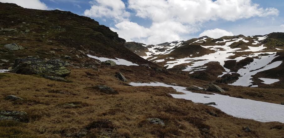 Der weitere Aufstieg im Frühjahr mit Schneefeldern