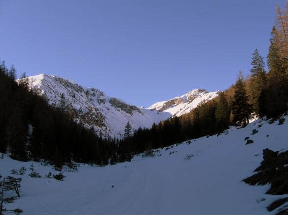 Aufstieg durch das &quot;Lange Tal&quot;. Hinten in der Bildmitte der tiefe Einschnitt und die steile Rinne darunter werden zunächst angesteuert.