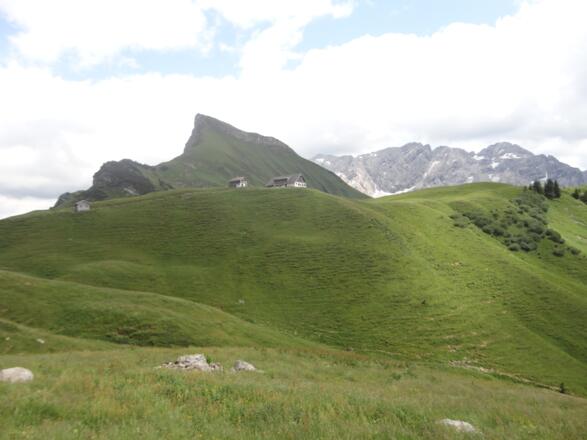 Biberacher Hütte vor dem Rothorn, im Hintergrund die Braunarlspitze