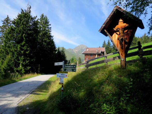 Die Abzweigung zum Weiler Gfas - wir halten uns noch rechts, Richtung Roßkogelhütte. Im Hintergrund der Roßkogel.