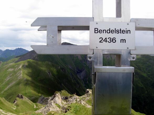 Wunderschönes Gipfelkreuz mit Blick Richtung Westen.