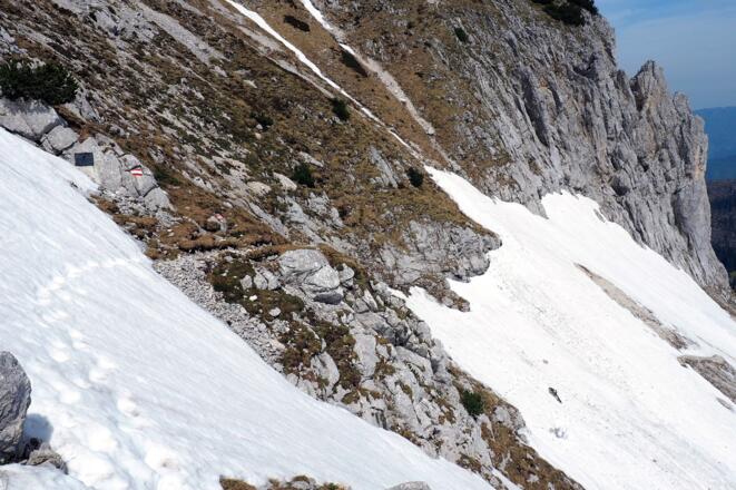 Abstieg im Schuttkar, steile Schnneefelder