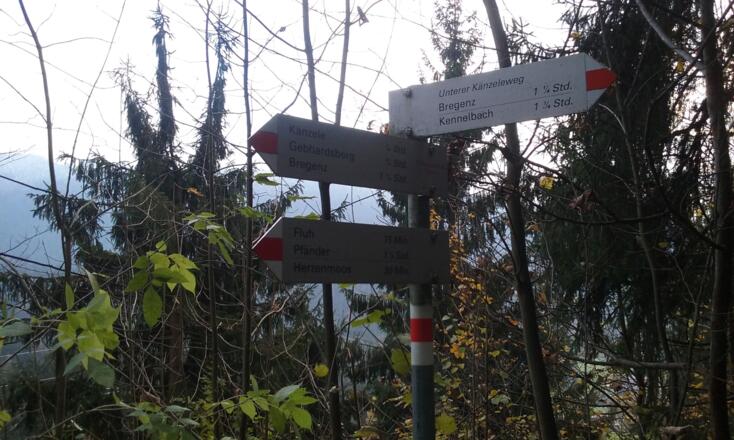 In Richtung Gebhartsberg folgen / Follow in direction Gebhartsberg