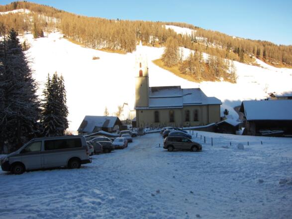 Der (gebührenfreie) Parkplatz oberhalb der Kirche von Vinaders für Rodler und Tourengeher.