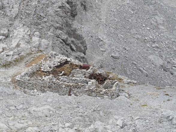 Der I. Weltkrieg ist allgegenwärtig (verfallene Baracke unterhalb des Gipfels der Gr. Kinigat).
