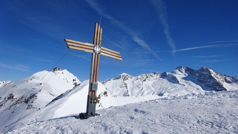 Gammerspitze mit Gipfelkreuz. Der Grat verläuft weiter über die Gampesspitze zur Hohen Warte.