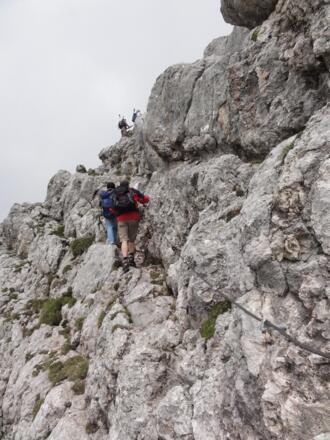 Ausgesetzte Querung in der Westseite der Gipfelflanke