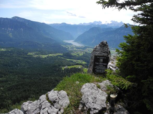 Direkt beim Ausstieg befindet sich eine Gedenktafel - im Hintergrund: Hallstätter See und Dachstein