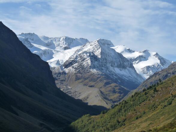 Blick beim Anstieg zum Riffelsee ins Taschachtal. Auch das Taschachhaus ist bereits zu erkennen.