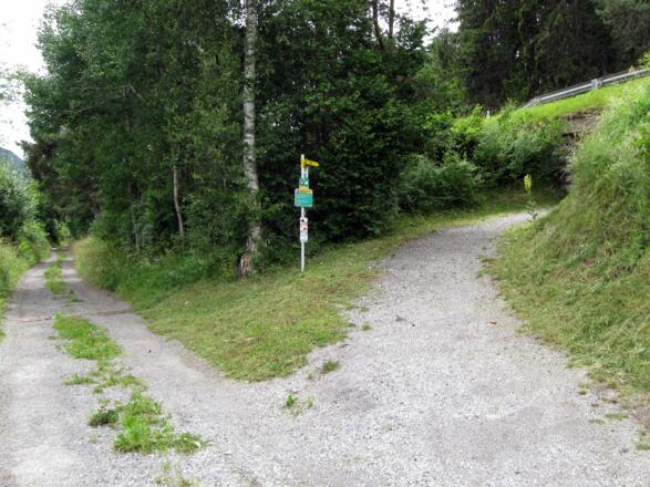 Abzweigung nach Karres. Hier geht es nach rechts unter der Bundesstraße hindurch.