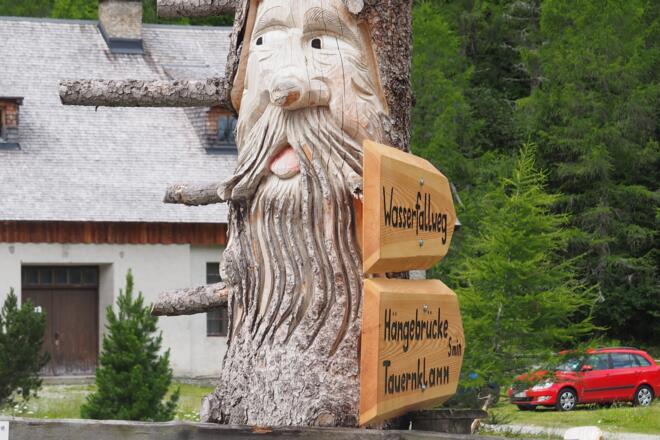 Der Wegweiser zum oberen Beginn des Wasserfallwegs