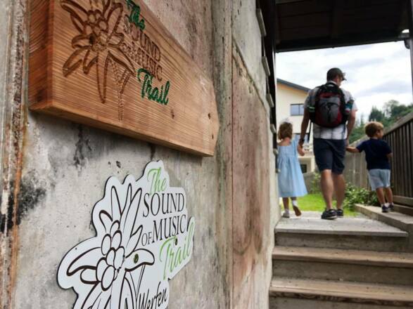 Wegweiser am The Sound of Music Trail nach der Klosterstiege