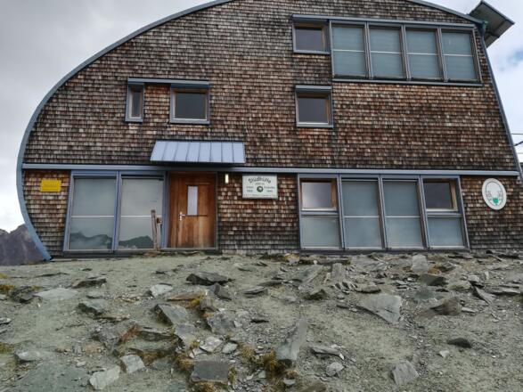 Glocknergruppe: nach Überwindung der Pfortescharte - das Bergsteigerzentrum Stüdlhütte - Nordansicht