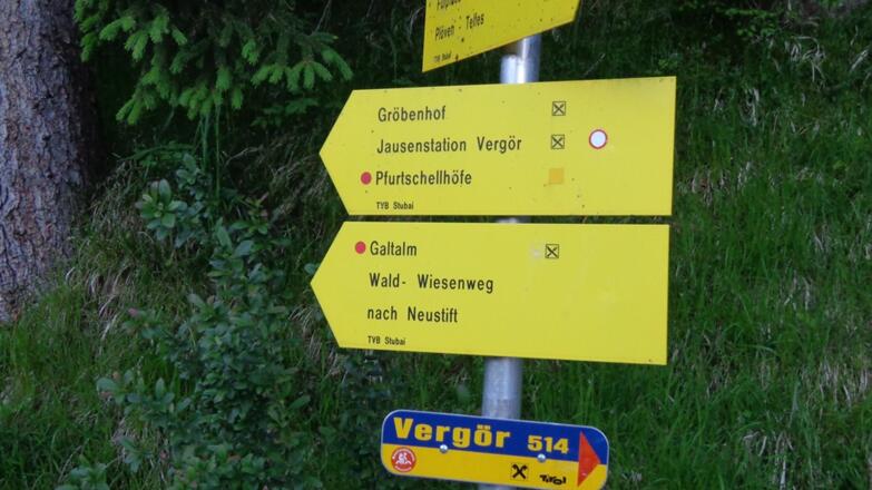 Kurz danach dem Hinweisschild Gröbenhof folgen.
