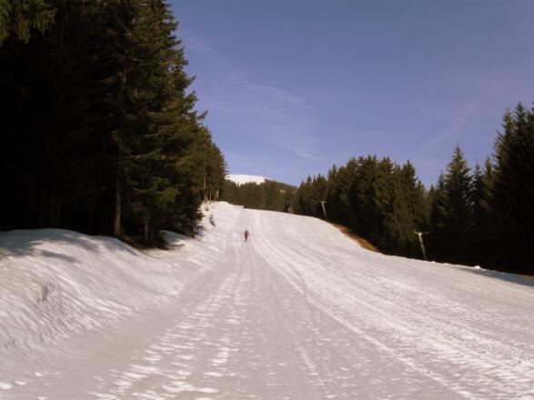 Aufstieg über die Schipiste - Hier nach Saisonende.