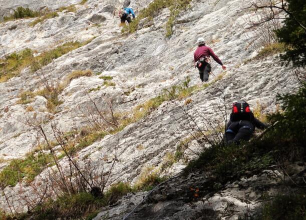 Foto vom Einstieg aus: Der violette Kletterer befindet sich am 1. Stand, der blaue Kletterer am 2. Stand. (10.11.2012)