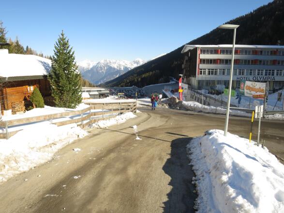 Vom Parkplatz Axamer Lizum vorbei am Hotel Olympia ...