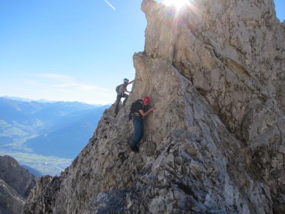 ... im Wechsel mit Kletterpassagen sind typisch für den Grat zwischen Wechselspitz und Bettelwurf.