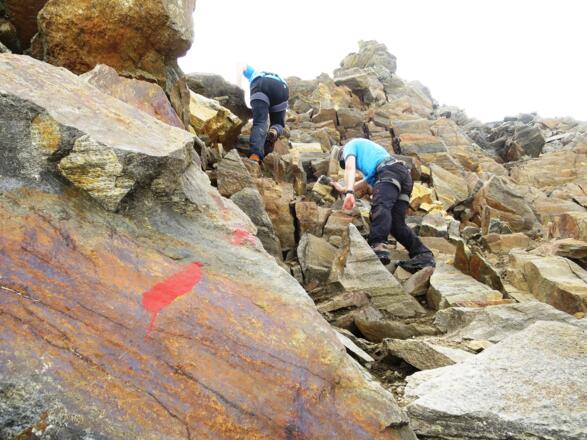Besonders der untere Teil des Gipfelaufbaus ist brüchig und erfordert besondere Achtsamkeit.