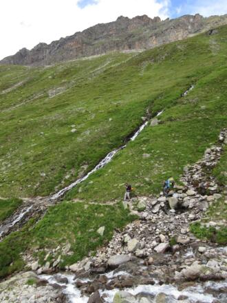 Der Sommerweg verläuft immer im mehr oder weniger steilen Osthang.