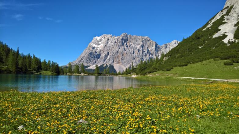 Der idyllische Seebensee vor den wilden Südabstürzen des Zugspitzmassivs