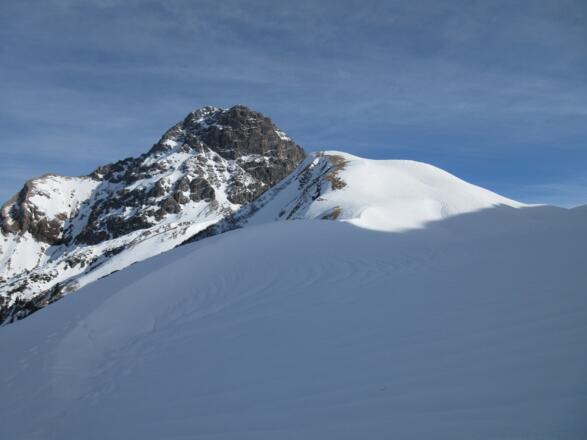 Als wir uns dem Hochalppass nähern, sehen wir auch den Seekopf und den Widderstein vor uns liegen.