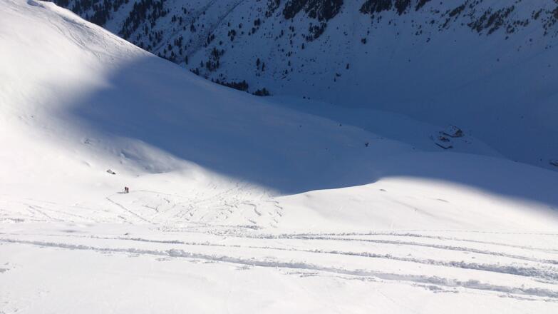 Bei den zwei Personen sieht man den flachen Boden, wie in der Beschreibung beschrieben, ab dort wird es steiler.