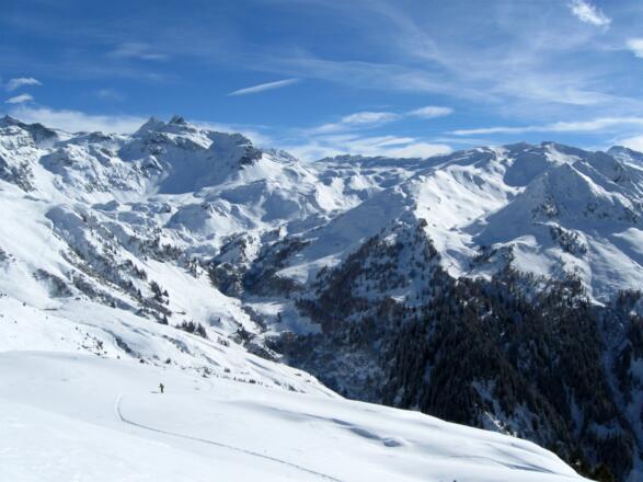 Die Almböden unterhalb der Grafmartalm. Ein grandioses Panorama begleitet die gesamte Tour.