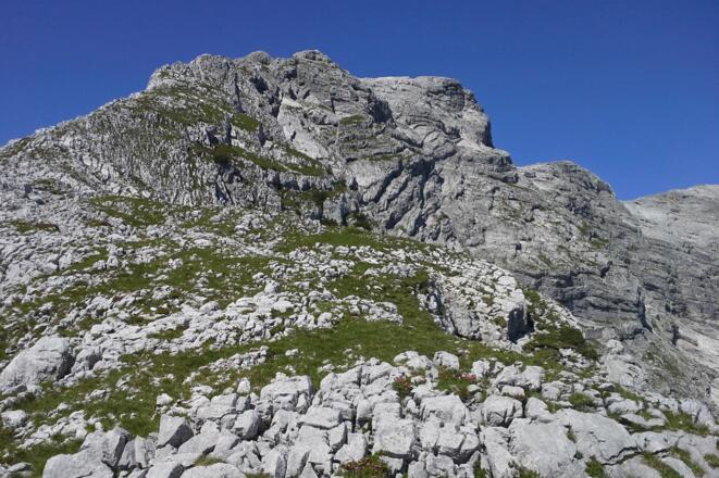 Im unteren Bereich ist der Ostgrat des Hebenkas ein breiter Rücken
